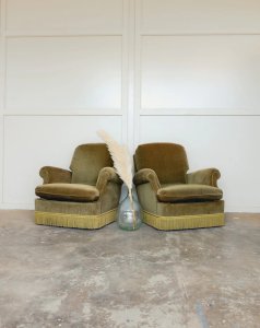 Jakob, the pair of green velvet armchairs No. 848