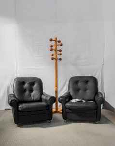 Jakob, the pair of black armchairs No. 641