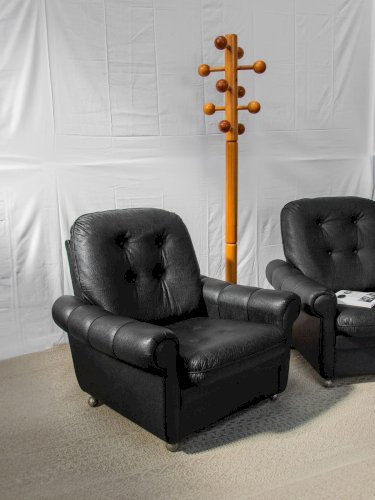 Jakob, la paire de fauteuils noirs N°641