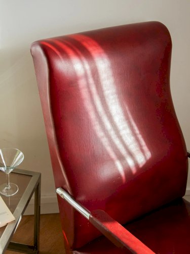 Jakob, le fauteuil chromé en simili cuir rouge N°833