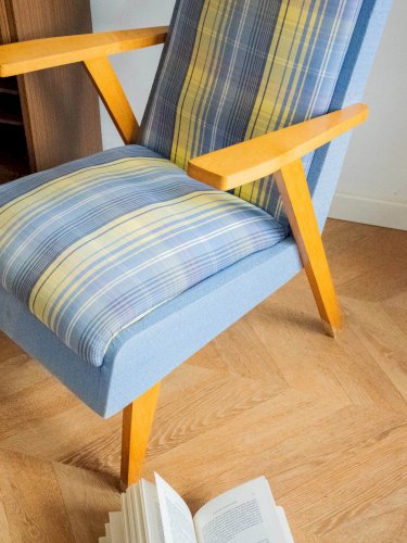 Jakob, le fauteuil en bois bleu et jaune N°832