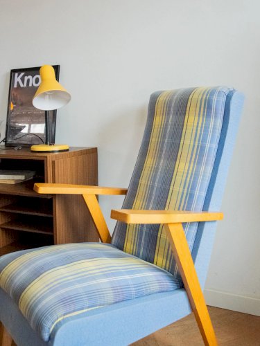Jakob, le fauteuil en bois bleu et jaune N°832