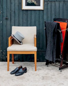 Jakob, le fauteuil en bois clair et tissu N°858