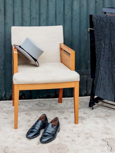 Jakob, le fauteuil en bois clair et tissu N°858