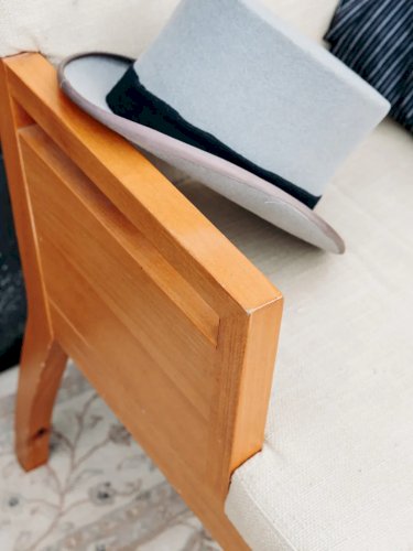 Jakob, le fauteuil en bois clair et tissu N°858