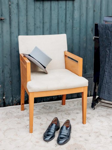 Jakob, le fauteuil en bois clair et tissu N°858