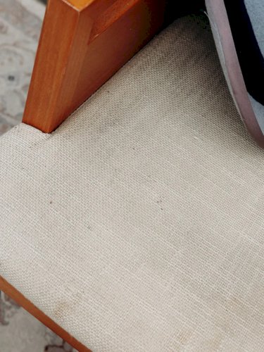 Jakob, le fauteuil en bois clair et tissu N°858