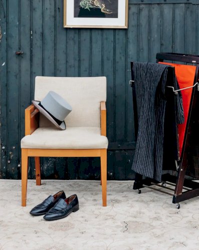 Jakob, le fauteuil en bois clair et tissu N°858