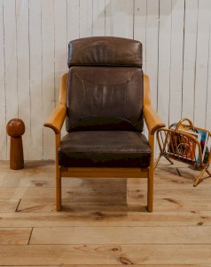 Jakob, the wooden and leather armchair No. 795