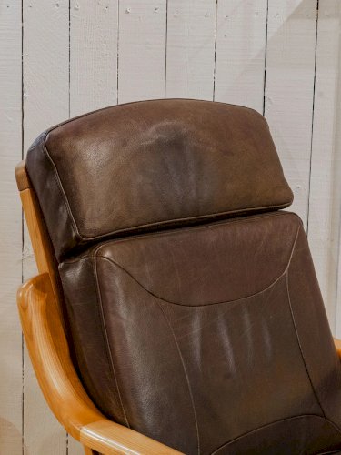 Jakob, le fauteuil en bois et cuir N°795