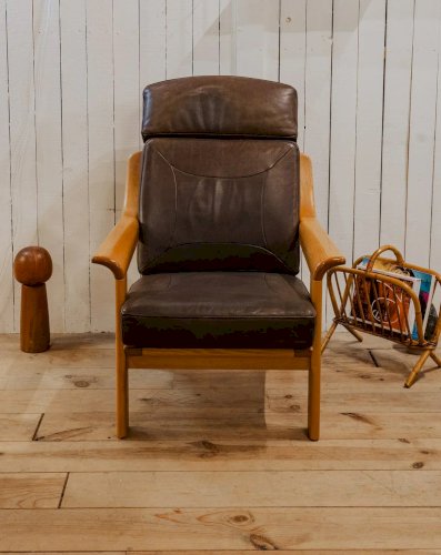Jakob, le fauteuil en bois et cuir N°795
