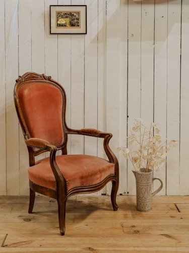 Jakob, le fauteuil en bois et velours N°797