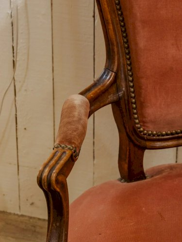Jakob, le fauteuil en bois et velours N°797