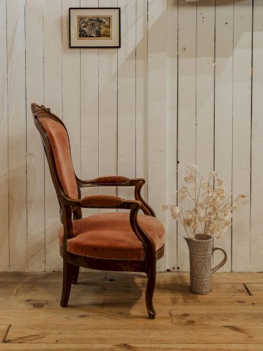 Jakob, le fauteuil en bois et velours N°797