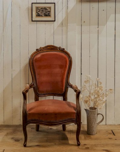 Jakob, le fauteuil en bois et velours N°797
