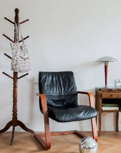 Jakob, the leather and wood armchair No. 547