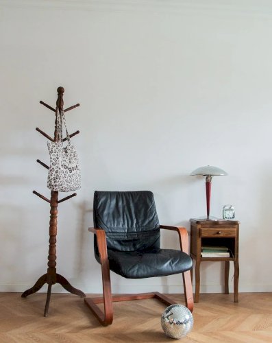 Jakob, le fauteuil en cuir et bois N°547