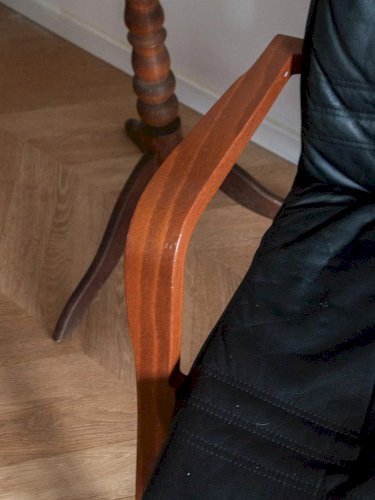 Jakob, le fauteuil en cuir et bois N°547