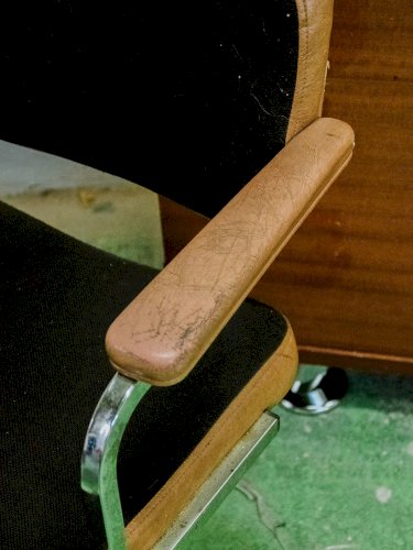 Jakob, le fauteuil en cuir et en tissu N°531