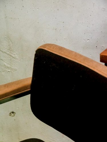 Jakob, le fauteuil en cuir et en tissu N°531