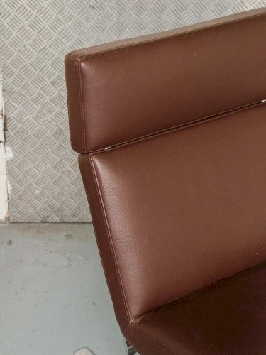 Jakob, le fauteuil en cuir marron N°367