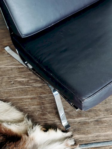 Jakob, le fauteuil en cuir noir N°46