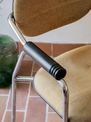 Jakob, le fauteuil en métal N°462