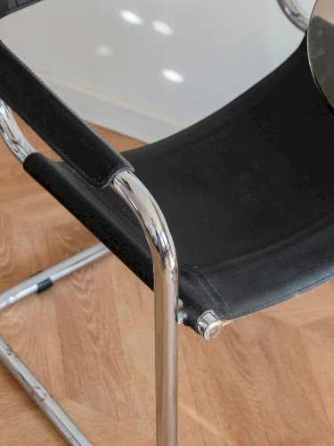 Jakob, le fauteuil en métal N°638