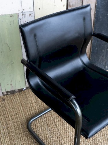 Jakob, le fauteuil en métal N°96