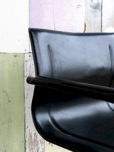 Jakob, le fauteuil en métal N°96