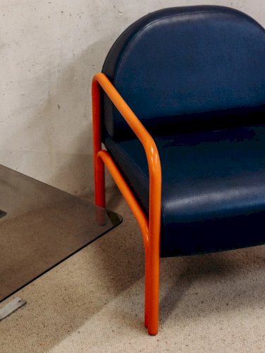 Jakob, le fauteuil en métal orange N°692