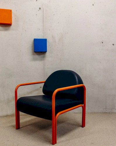 Jakob, le fauteuil en métal orange N°692