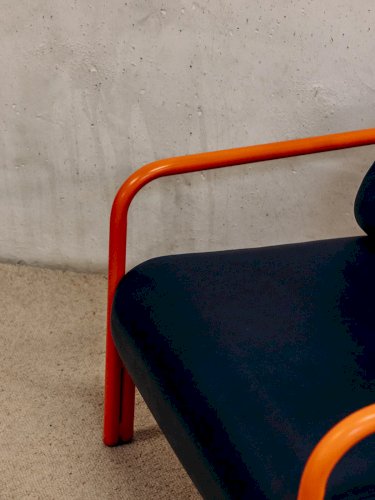 Jakob, le fauteuil en métal orange N°692