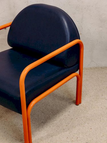 Jakob, le fauteuil en métal orange N°692