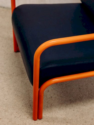 Jakob, le fauteuil en métal orange N°692