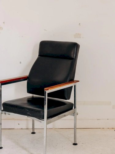 Jakob, le fauteuil en similicuir N°18