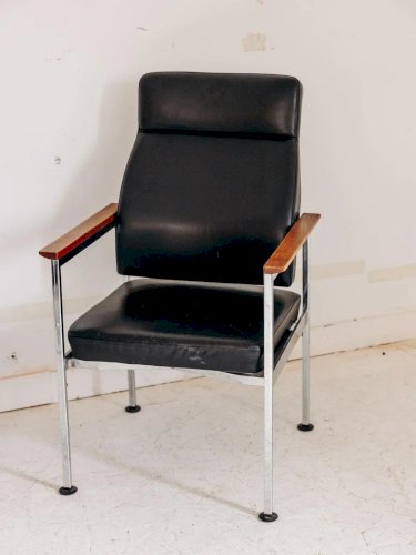 Jakob, le fauteuil en similicuir N°18