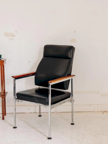 Jakob, le fauteuil en similicuir N°18