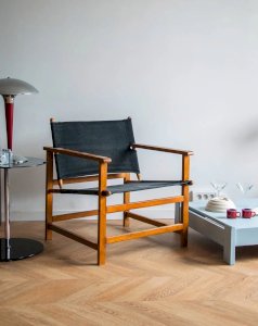 Jakob, the upholstered and wooden armchair N°517