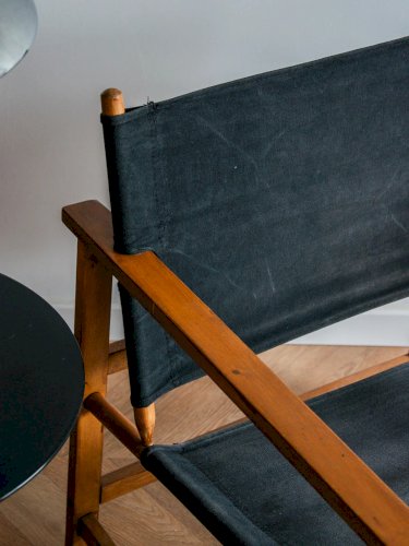 Jakob, le fauteuil en tissu et bois N°517