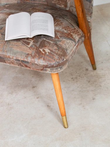 Jakob, le fauteuil en tissu et bois N°624