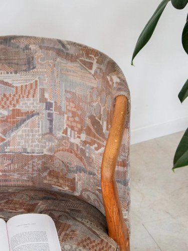 Jakob, le fauteuil en tissu et bois N°624