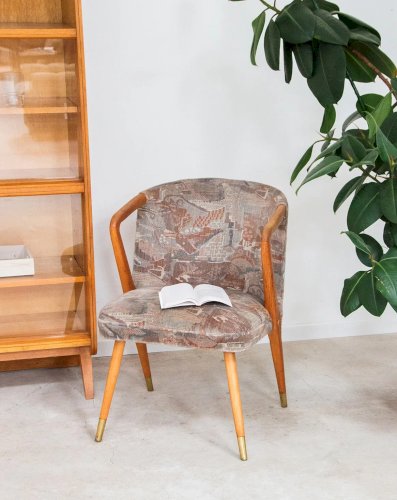 Jakob, le fauteuil en tissu et bois N°624