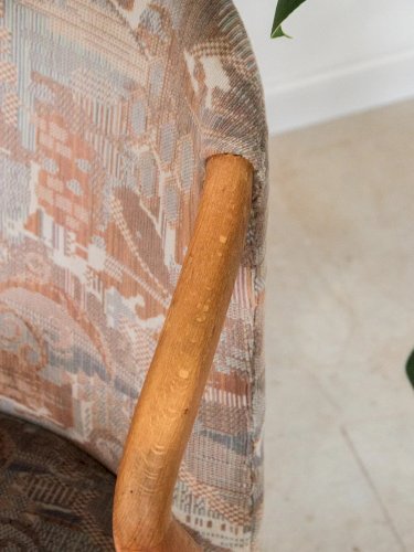 Jakob, le fauteuil en tissu et bois N°624