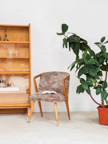 Jakob, le fauteuil en tissu et bois N°624