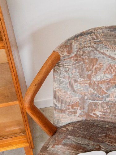 Jakob, le fauteuil en tissu et bois N°624