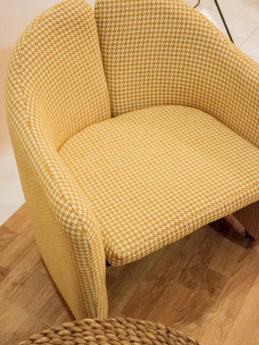 Jakob, le fauteuil en tissu jaune N°587