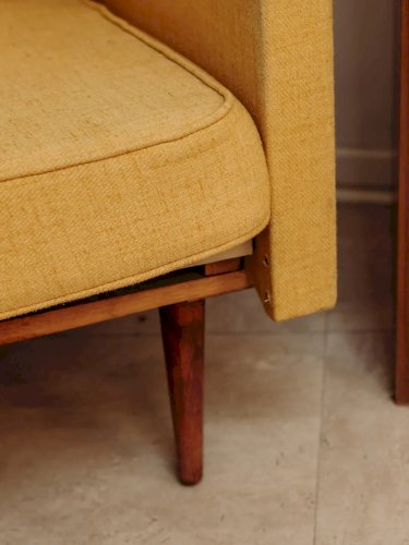 Jakob, le fauteuil en tissu jaune N°648