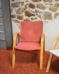 Jakob, le fauteuil en tissu rouge N°599