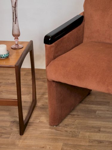 Jakob, le fauteuil en velours côtelé N°109